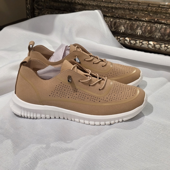 Project Cloud Shoes - Project Cloud "Daisy" Hand-stitched Leather Sneakers.  Size 8.  NWOT.